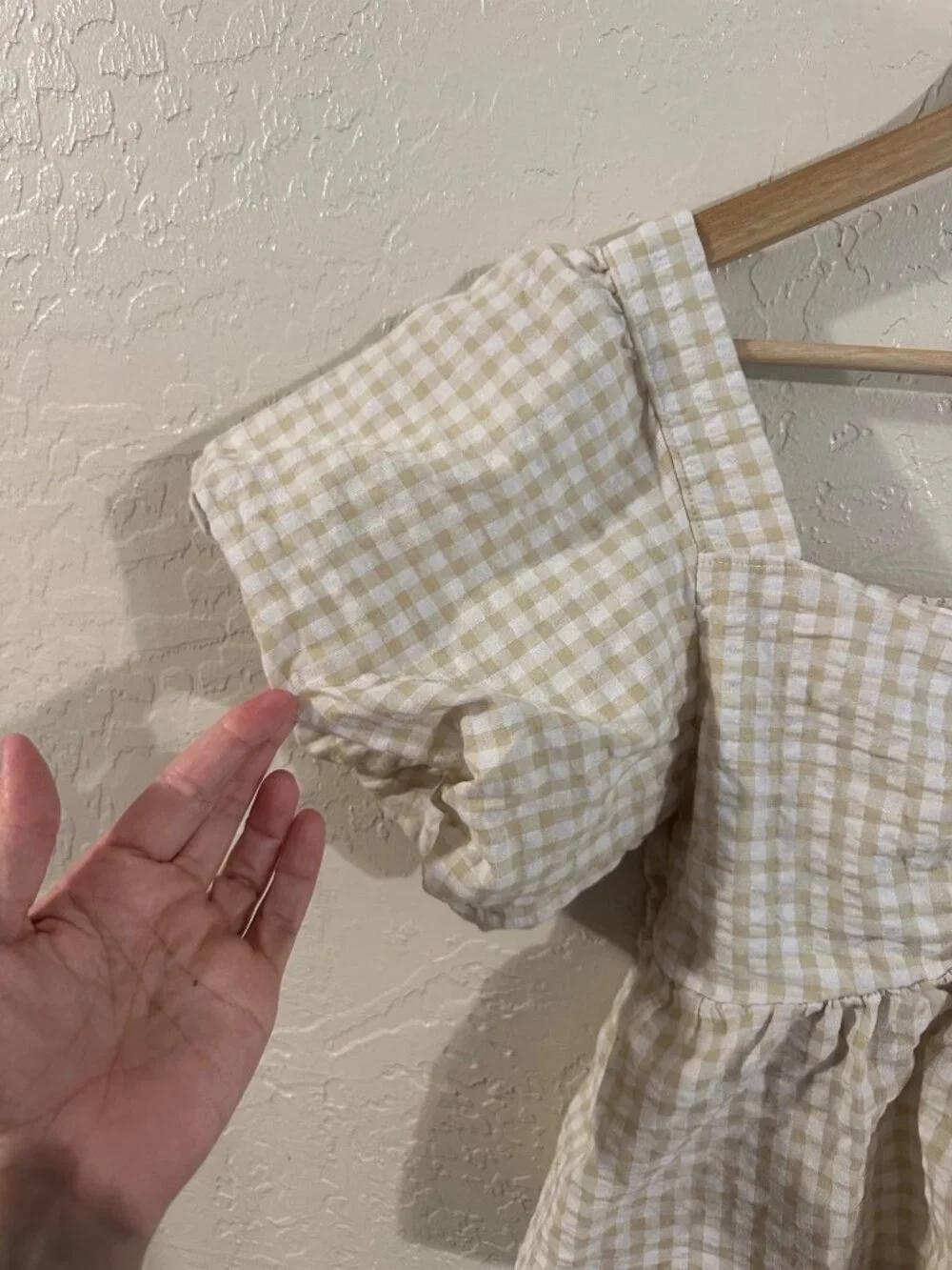 Old Navy Gingham Taupe Babydoll Puff Sleeve Seersucker Cropped Blouse
